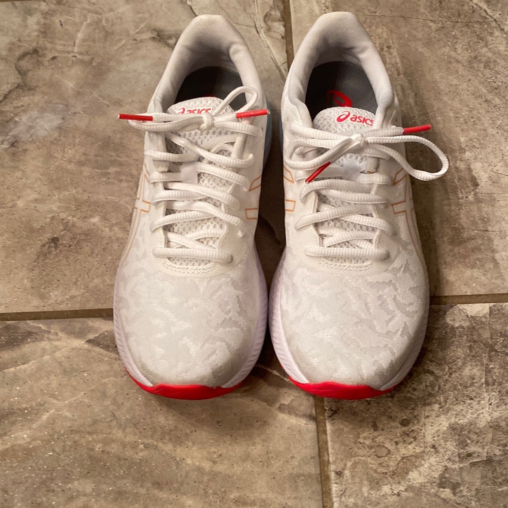 Asics size 8.5 EUC worn once on treadmill. White
